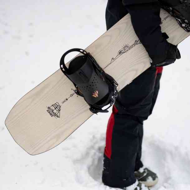 Women&#039;s Jones Flagship snowboard 2025